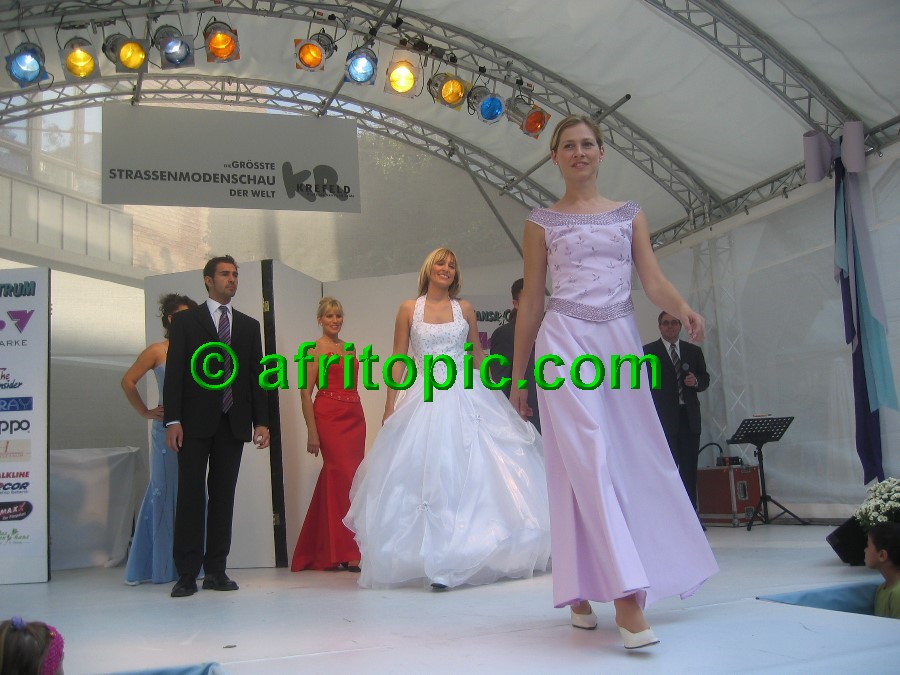 ../Images/Krefeld-Strssenmodenschau-2005 478.jpg